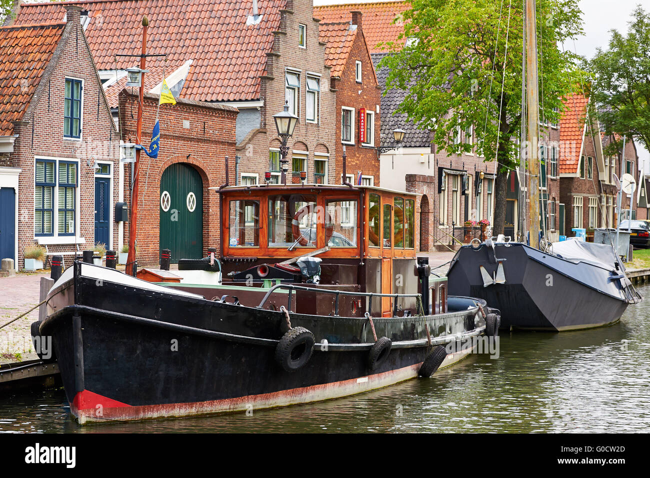 Boote und Häuserzeile in Edam, Noord-Holland, Th Stockfoto