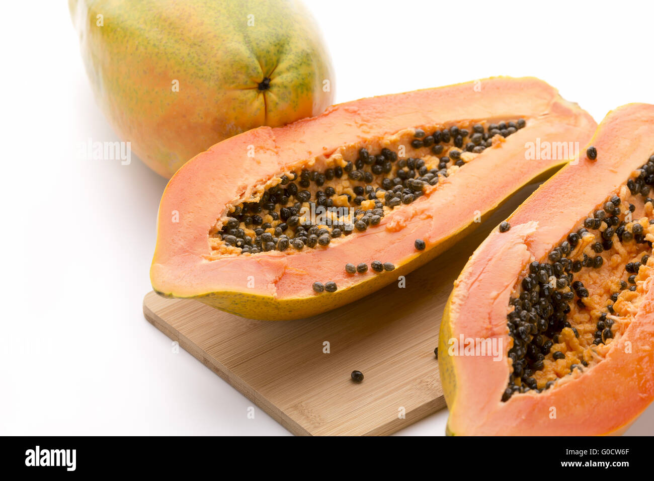 Papaya mit einem Schnitt längs halbiert Stockfoto