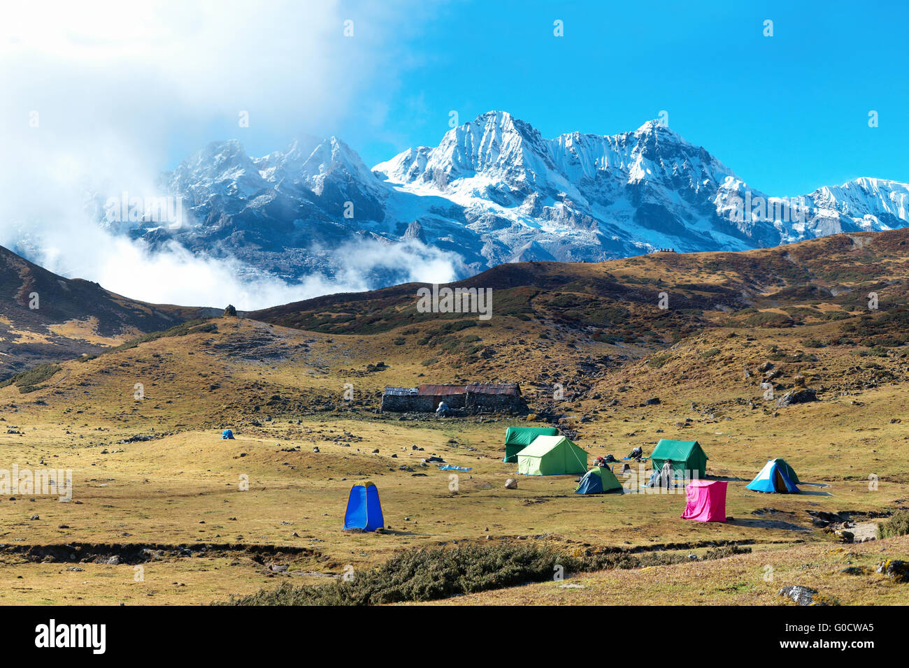 Campingplatz mit Zelten auf dem Gipfel hoher Berge Stockfoto