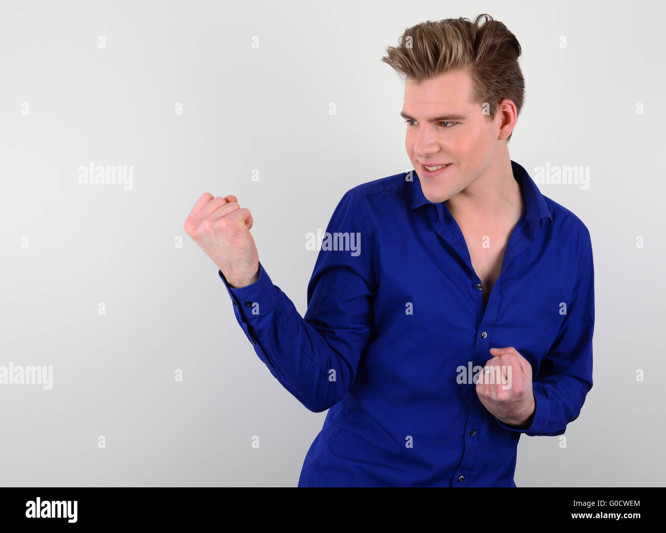 Junger Mann auf einem hellen Hintergrund Stockfoto