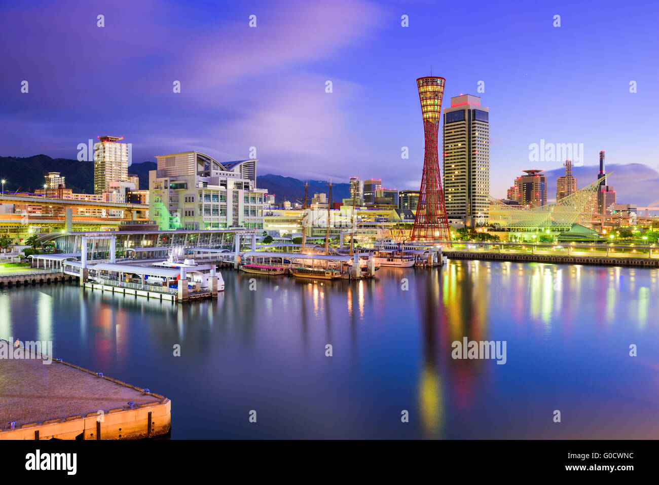 Kobe, Japan Skyline am Hafen. Stockfoto