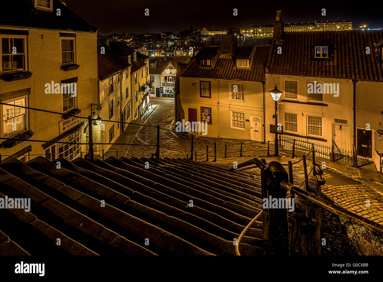 Gespenstische nächtliche Bild der berühmten 199 Schritte in Whitby, führen zu der Abtei mit Garnen von Vampiren & Dracula Stockfoto