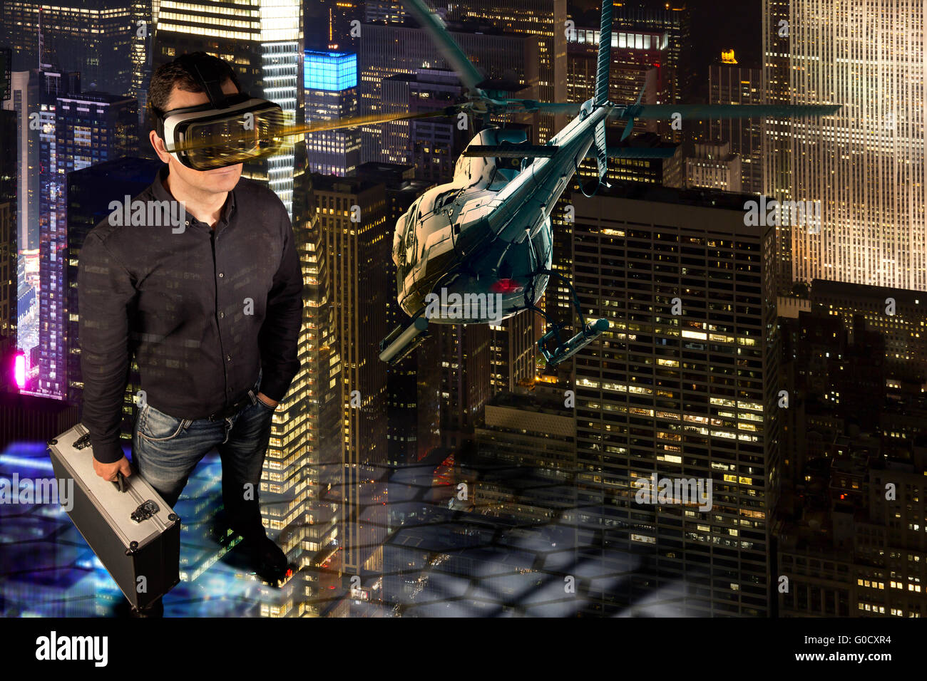 Eine Person trägt eine virtual-Reality-Brille und einen Metall Koffer in der Hand hält. Stockfoto