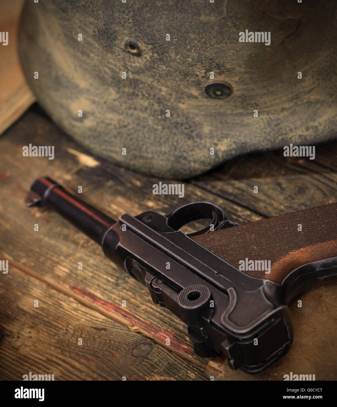 Pistole Parabellum und Vintage deutschen Soldaten helme Stockfoto