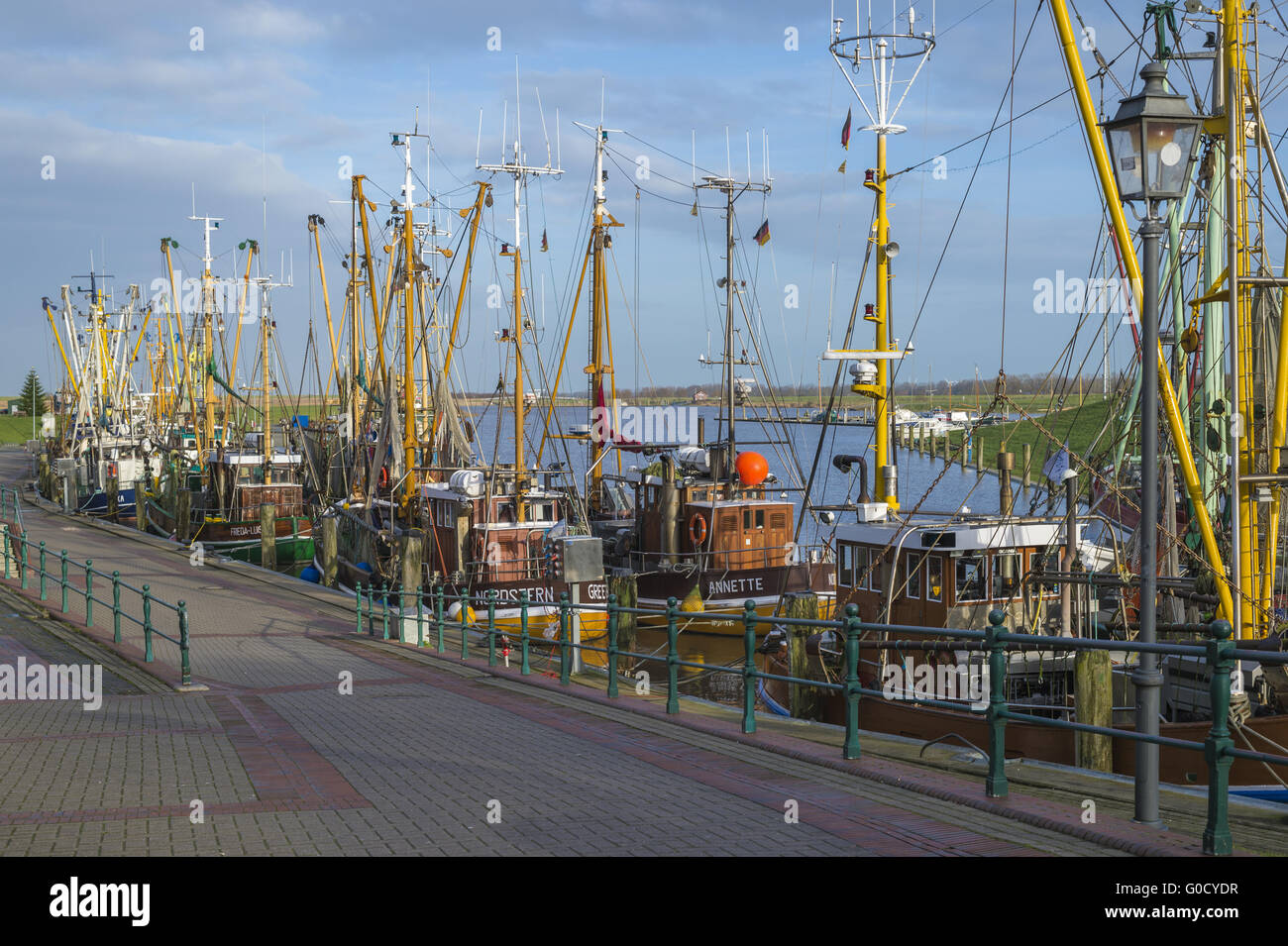 Angelboote/Fischerboote liegen nahe beieinander auf dem Pier. Stockfoto