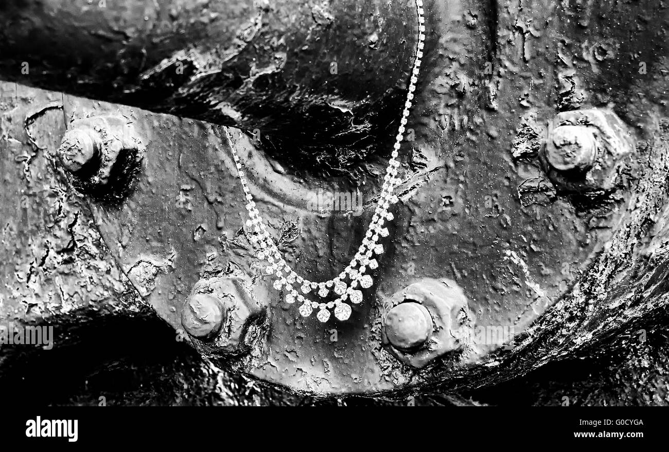 Schönheit und das Tier Halskette hängt an einer alten Dampflokomotive Stockfoto