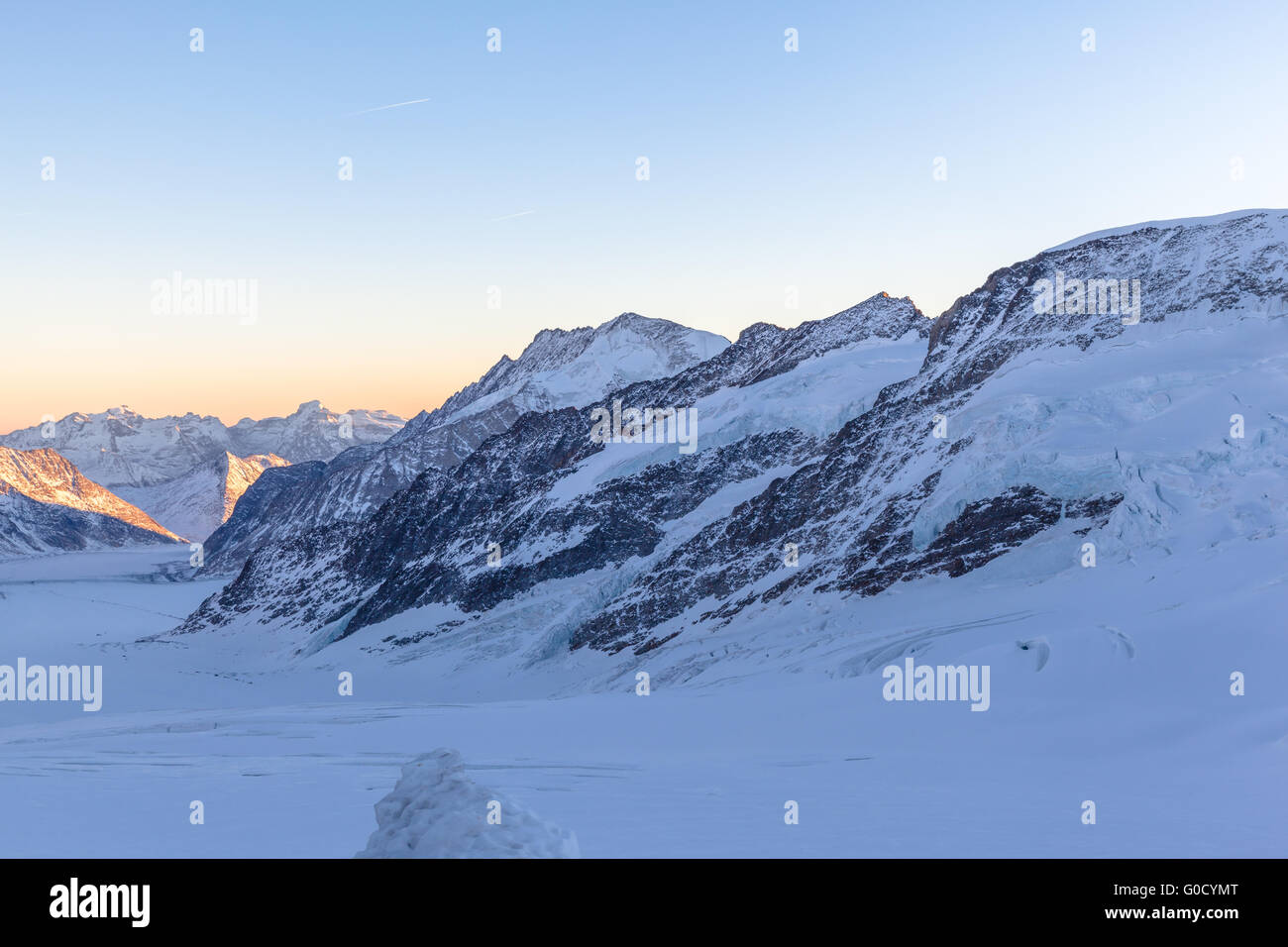 Atemberaubende Aussicht auf den Aletschgletscher von der Aussichtsplattform am Jungfraujoch in der Dämmerung im Winter, der höchstgelegene Bahnhof der Eu Stockfoto