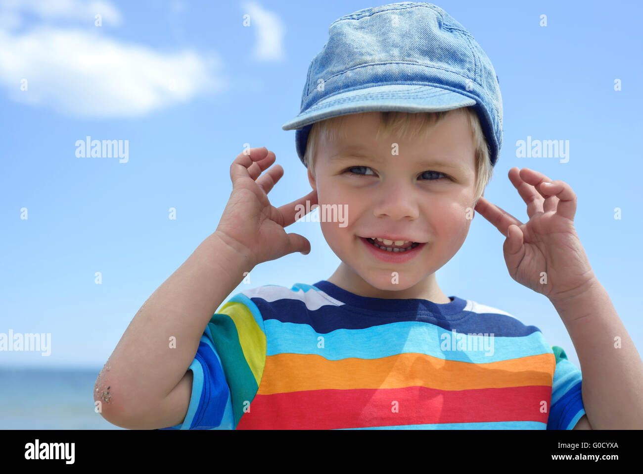 Kleiner Junge hält seine Hände über die Ohren nicht zu hören Stockfoto