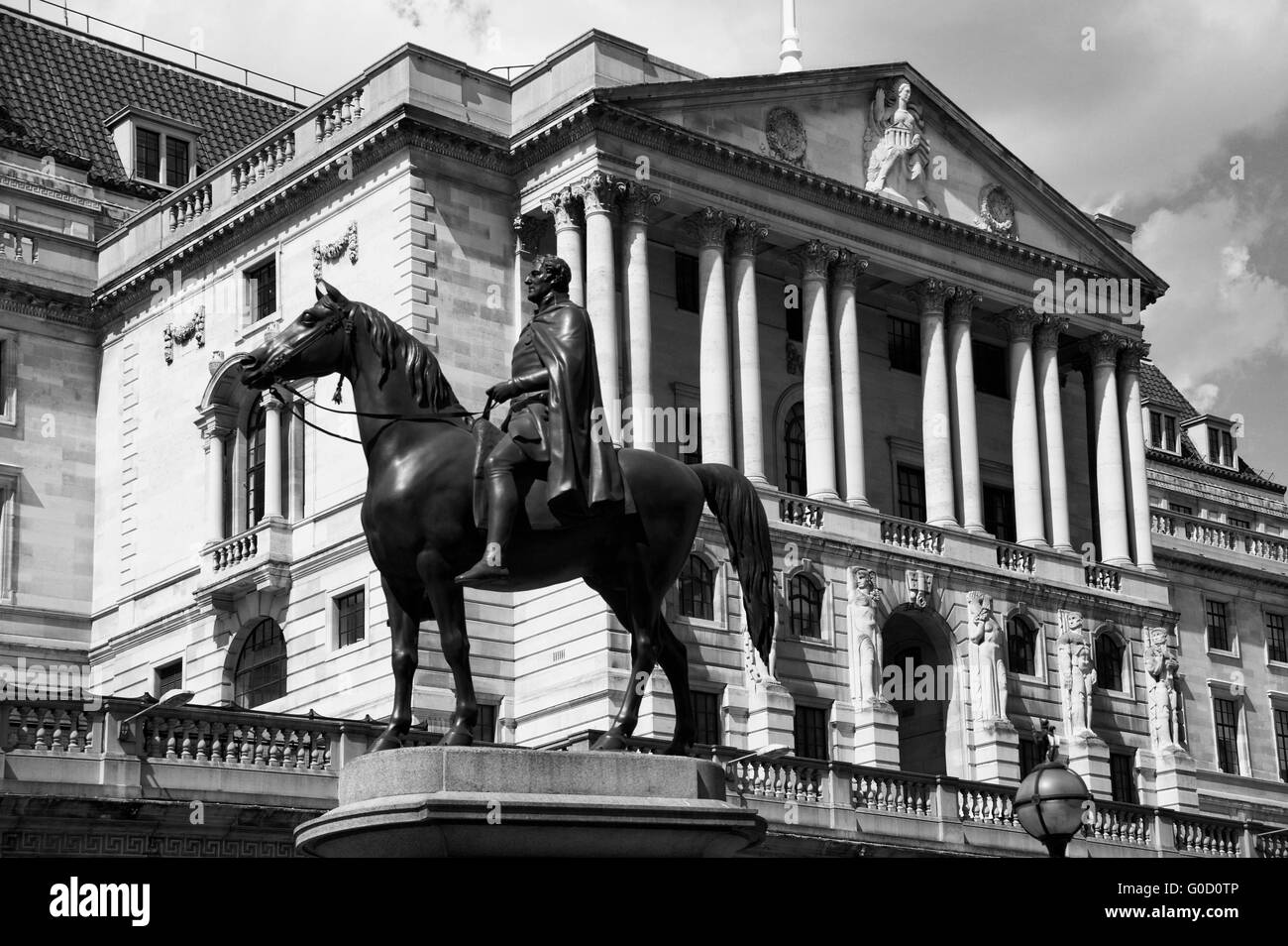 Die Bank Of England liebevoll bekannt als "The Old Lady Of Threadneadle Street" London, England, UK mit einer Reiterstatue des Herzogs von Wellington Stockfoto