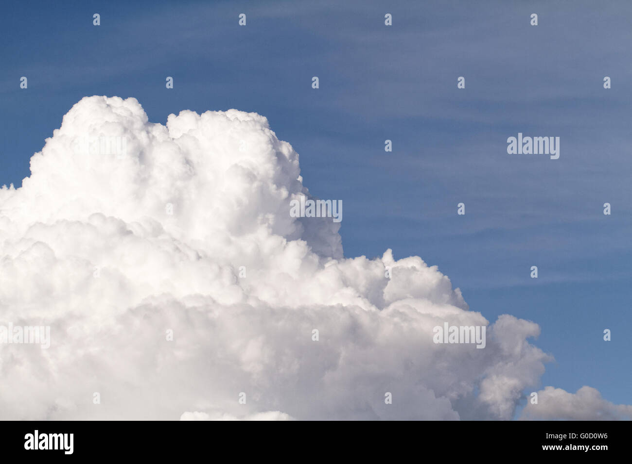 Hintergrund blauer Himmel mit weißen Wolken - Hintergrund Stockfoto