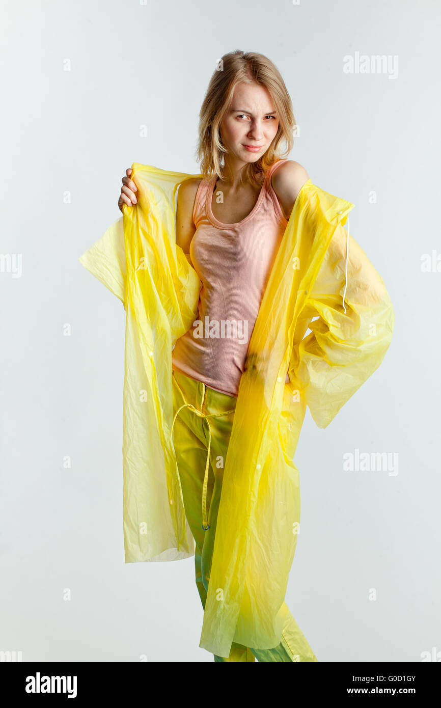 Mädchen in einem Regenmantel Stockfoto
