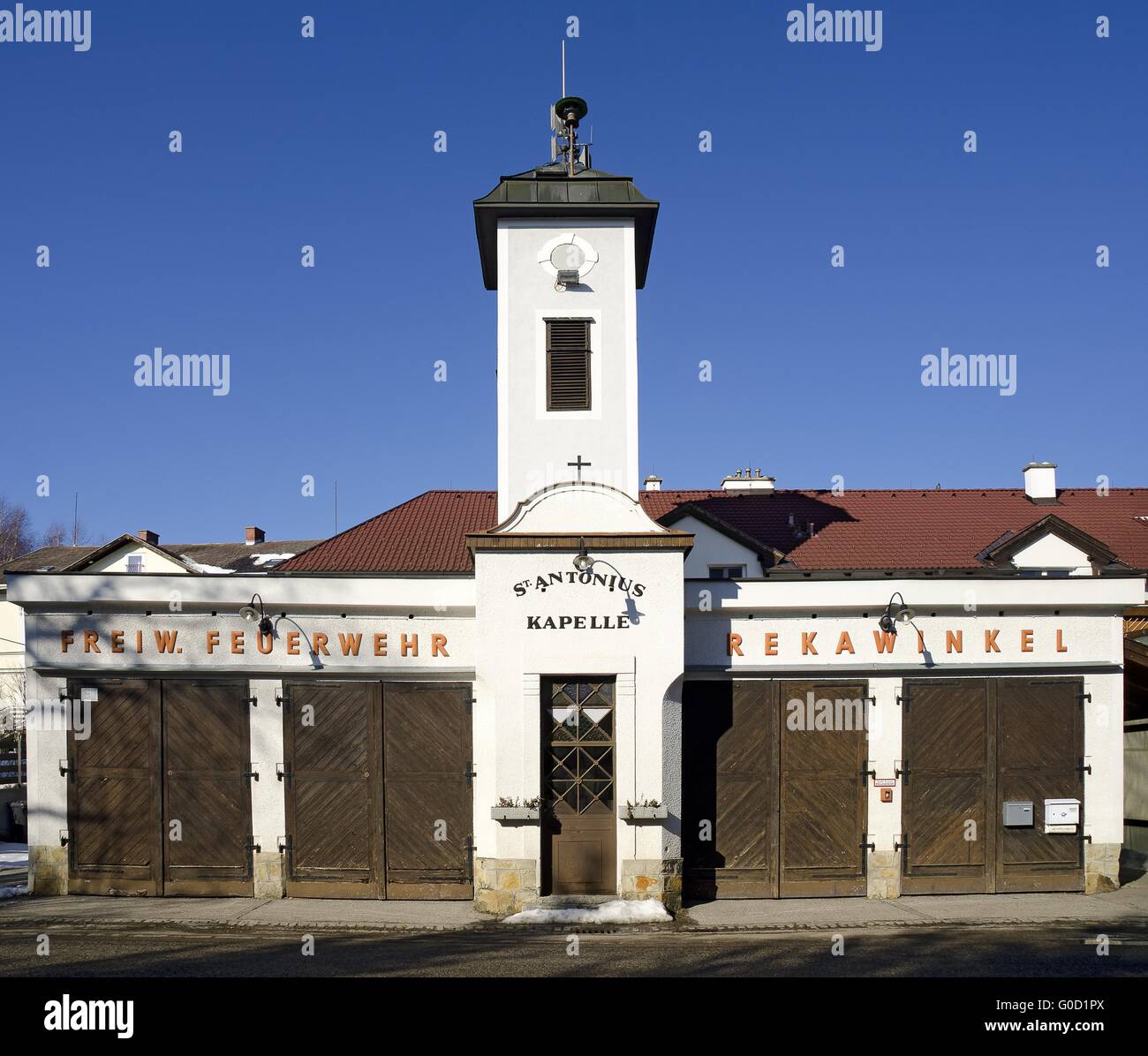 Gebäude der Freiwilligen Feuerwehr und Kapelle Stockfoto