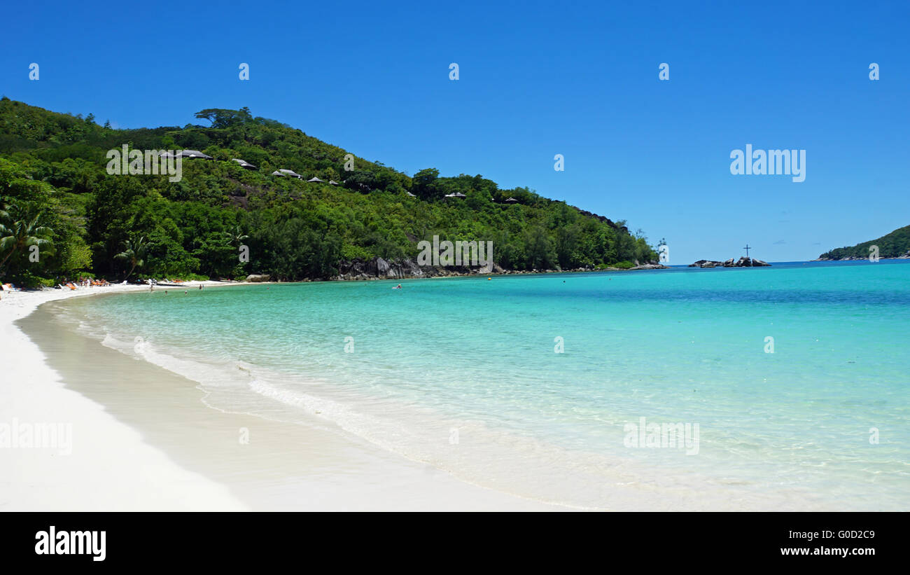 weiße Sand am tropischen Strand auf den Seychellen Stockfoto