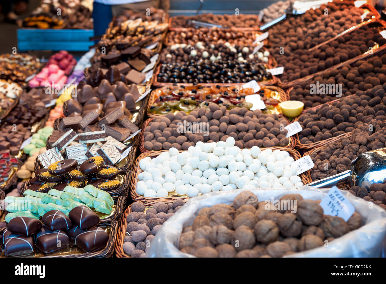 Auswahl an spanische Süßigkeiten in Körben auf einem Markt Stockfoto