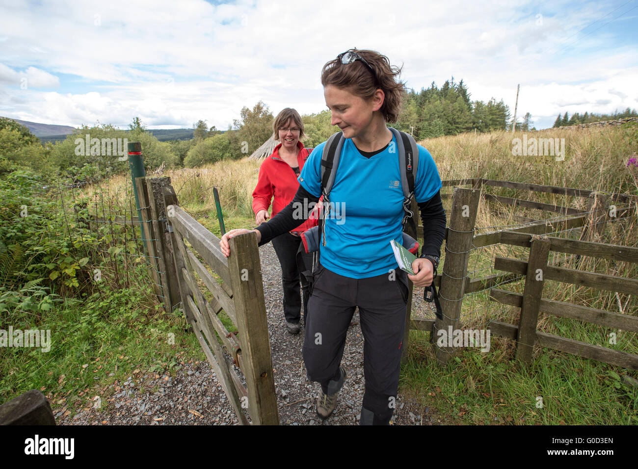 Frauen Wanderer durch Stil im Clatteringshaw Wald-Schottland Stockfoto