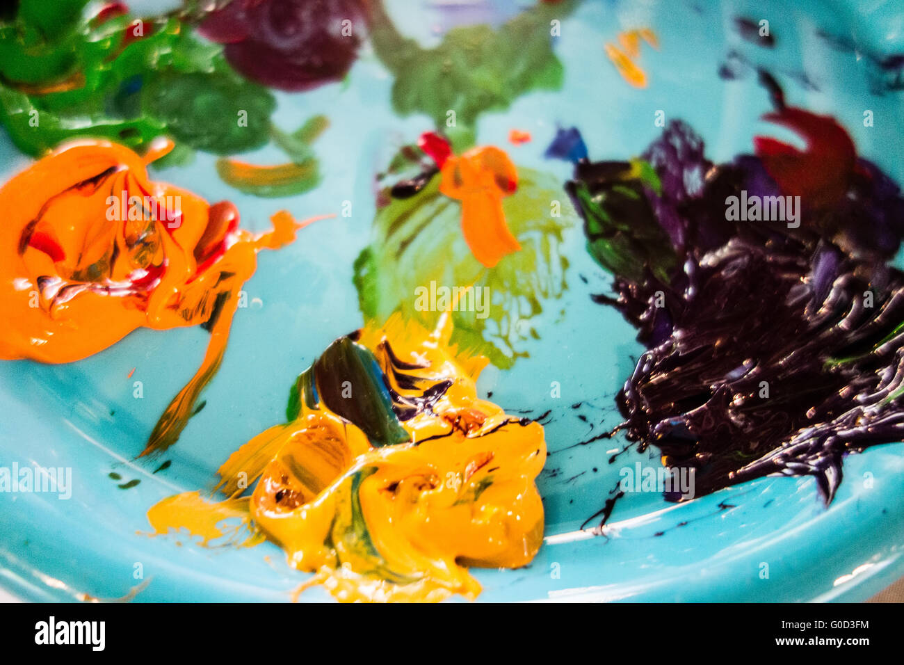 gemischte Ölfarben auf Palette mit verschiedenen Farben Stockfoto