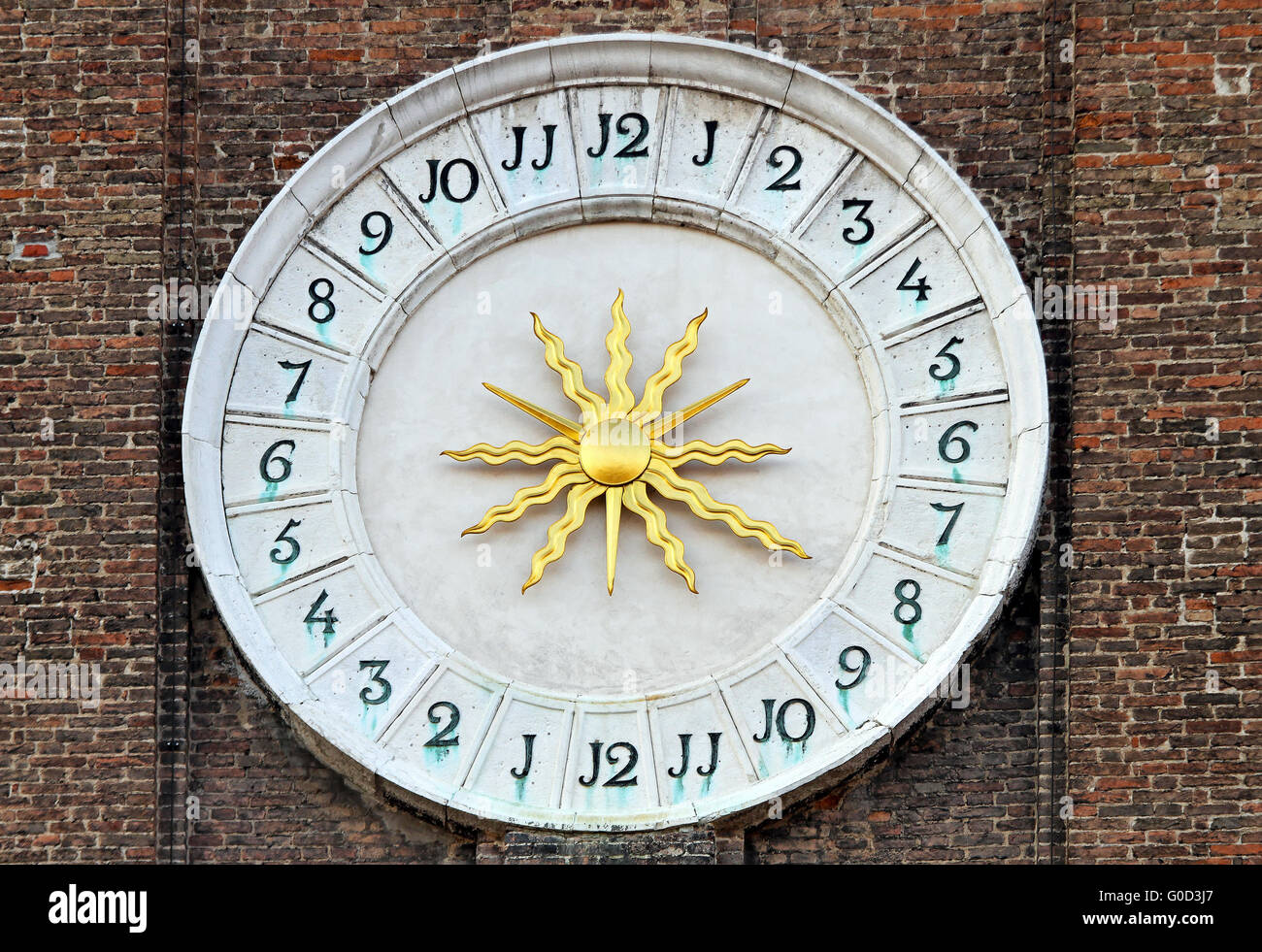 Mittelalterliche 24 Stunden Zeitschaltuhr mit goldenen Sonne Stockfoto