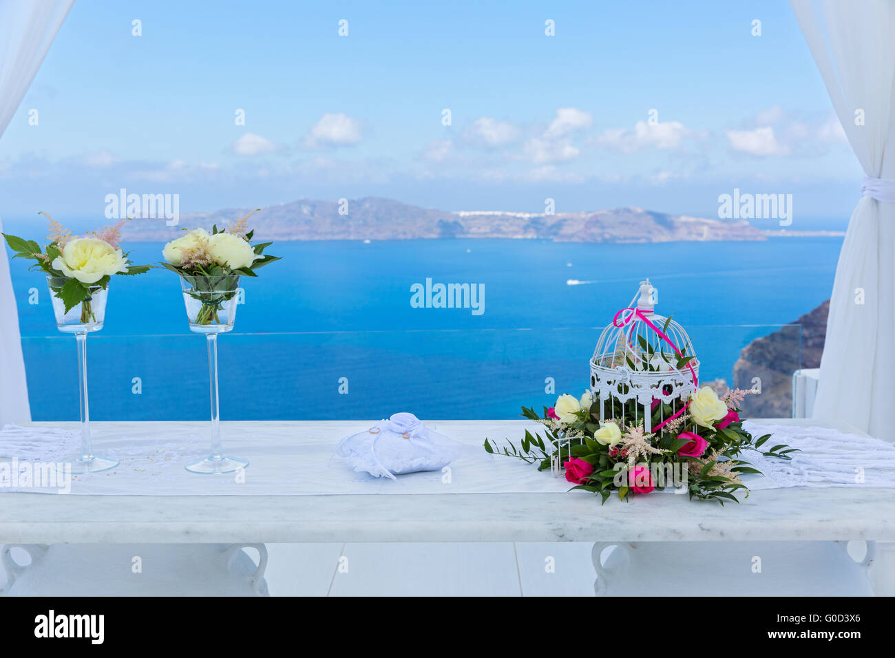 Hochzeitsdekoration mit Blick auf das Meer, Santorini, Griechenland Stockfoto