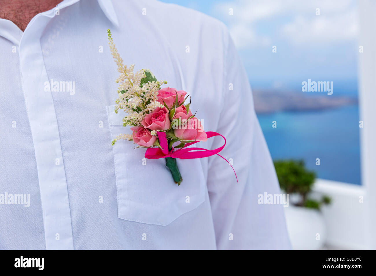 Boutonniere auf weißen Hemd des Bräutigams Stockfoto