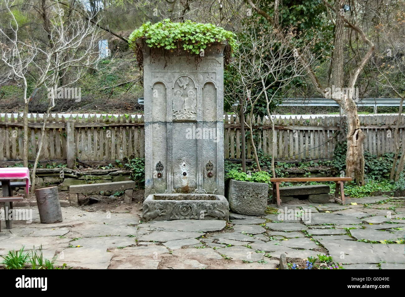 Interessante Skulptur an der alten Brunnen in Etar, Gabrovo, Bulgarien Stockfoto