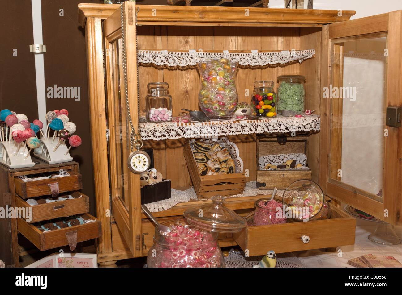 bunte Auswahl an Süßigkeiten auf Holz Möbel Stockfoto