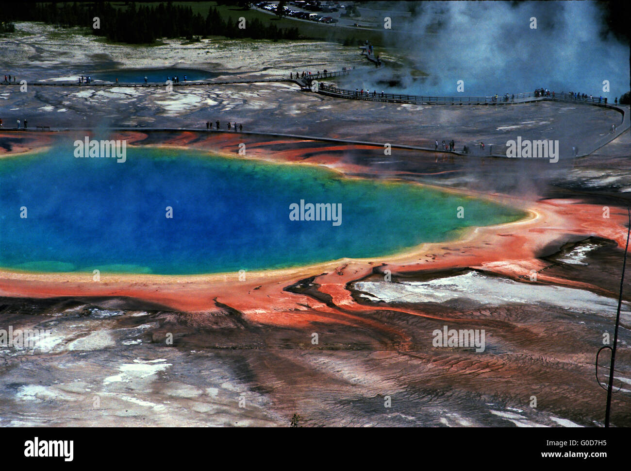 Luftbild von der Grand Prismatic Sprudel und Wandern-Plattformen um sie herum im Yellowstone National Park. Stockfoto