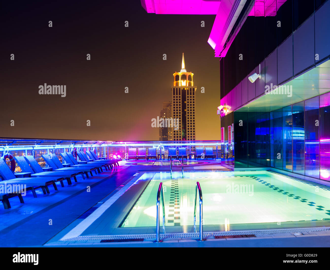 Dach eines Hotels auf Scheich Rayed Road in Dubai Stockfoto