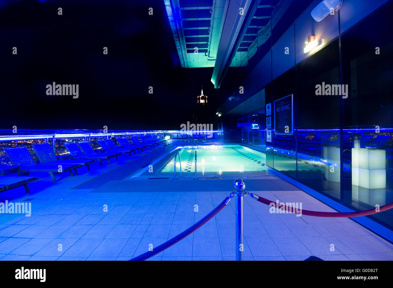 Dach eines Hotels auf Scheich Rayed Road in Dubai Stockfoto