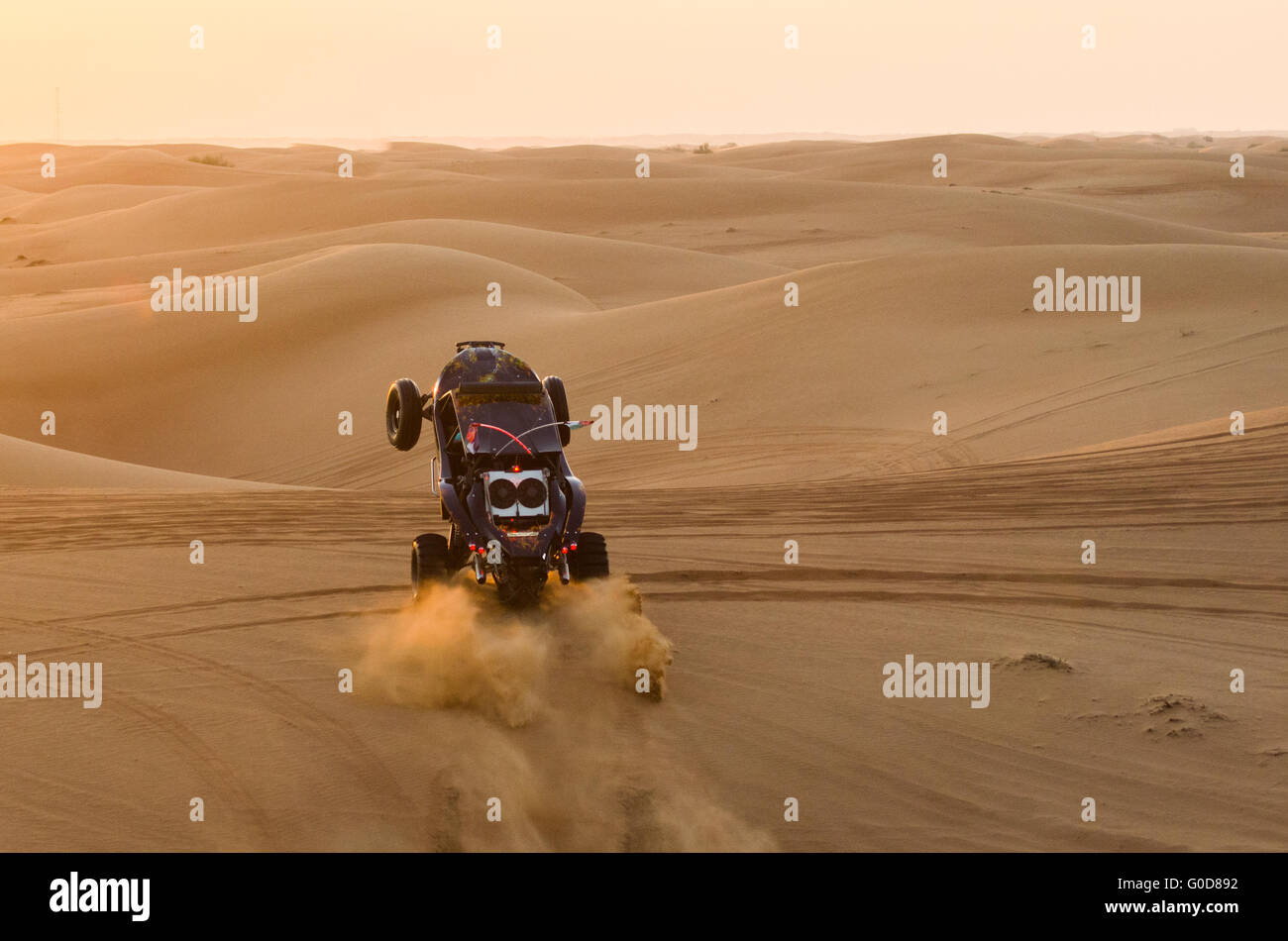NOV 29 - DUBAI, Vereinigte Arabische Emirate: Dune Buggy führt eine Show für Touristen am 29. November 2013 in Dubai, VAE. Die Dubai Desert Reise ich Stockfoto