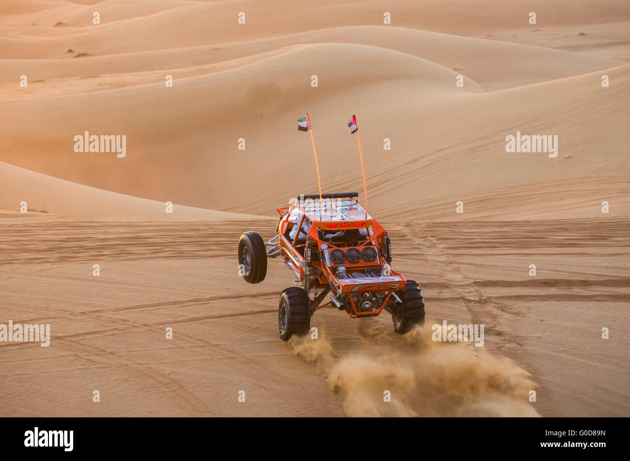 NOV 29 - DUBAI, Vereinigte Arabische Emirate: Dune Buggy führt eine Show für Touristen am 29. November 2013 in Dubai, VAE. Die Dubai Desert Reise ich Stockfoto