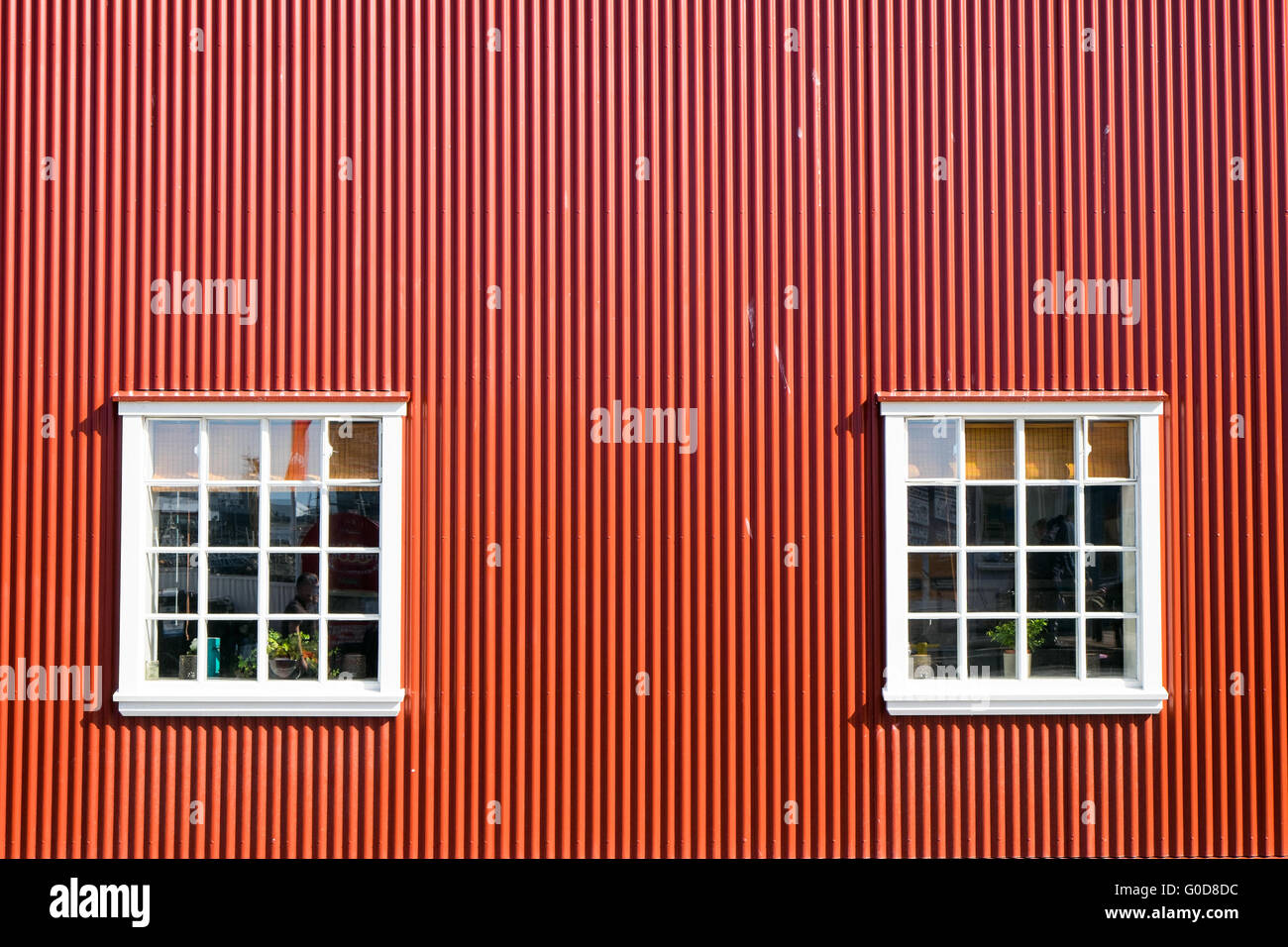 Rote Wand und zwei Fenstern in Reykjavik, Iclean gesehen Stockfoto