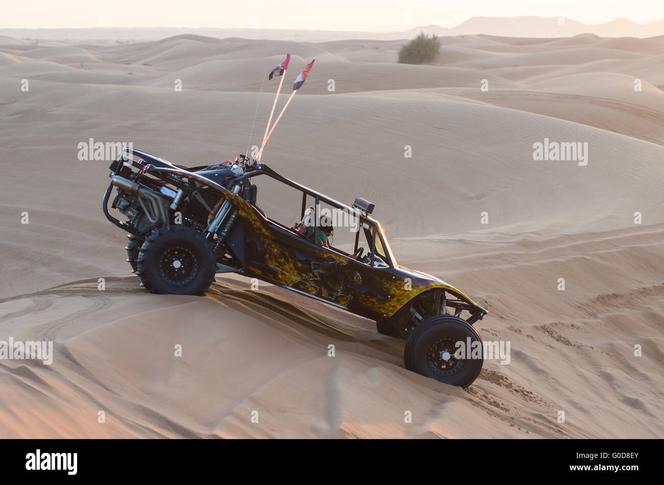 NOV 29 - DUBAI, Vereinigte Arabische Emirate: Dune Buggy führt eine Show für Touristen am 29. November 2013 in Dubai, VAE. Die Dubai Desert Reise ich Stockfoto