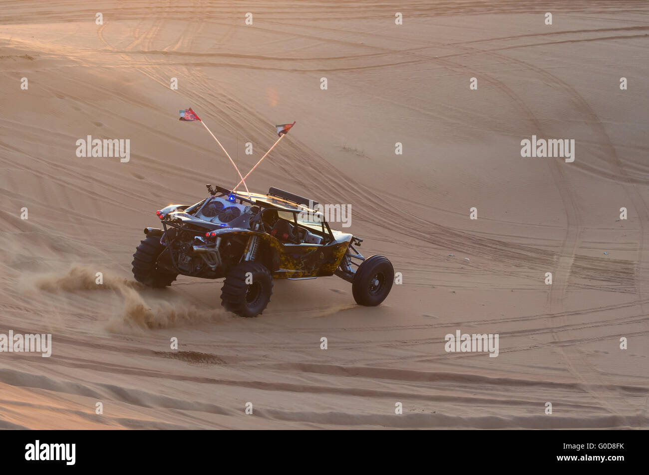 NOV 29 - DUBAI, Vereinigte Arabische Emirate: Dune Buggy führt eine Show für Touristen am 29. November 2013 in Dubai, VAE. Die Dubai Desert Reise ich Stockfoto