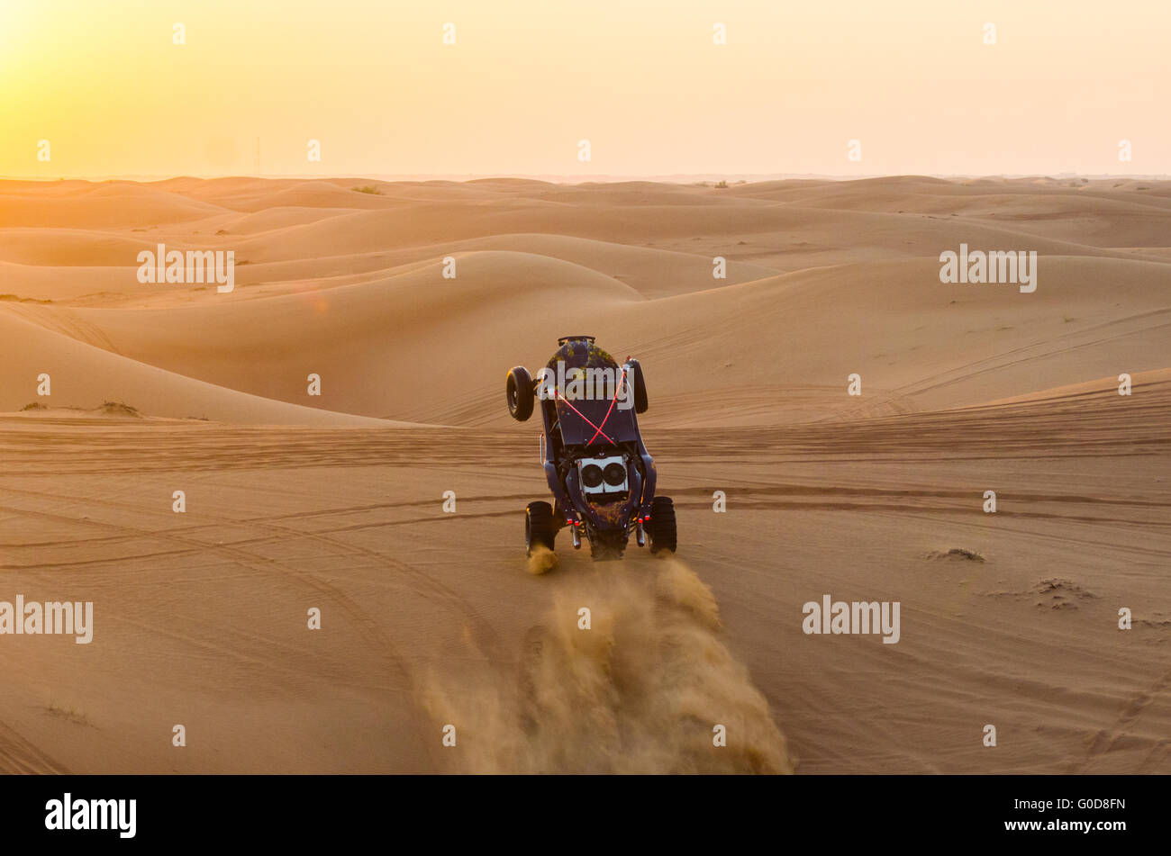 NOV 29 - DUBAI, Vereinigte Arabische Emirate: Dune Buggy führt eine Show für Touristen am 29. November 2013 in Dubai, VAE. Die Dubai Desert Reise ich Stockfoto