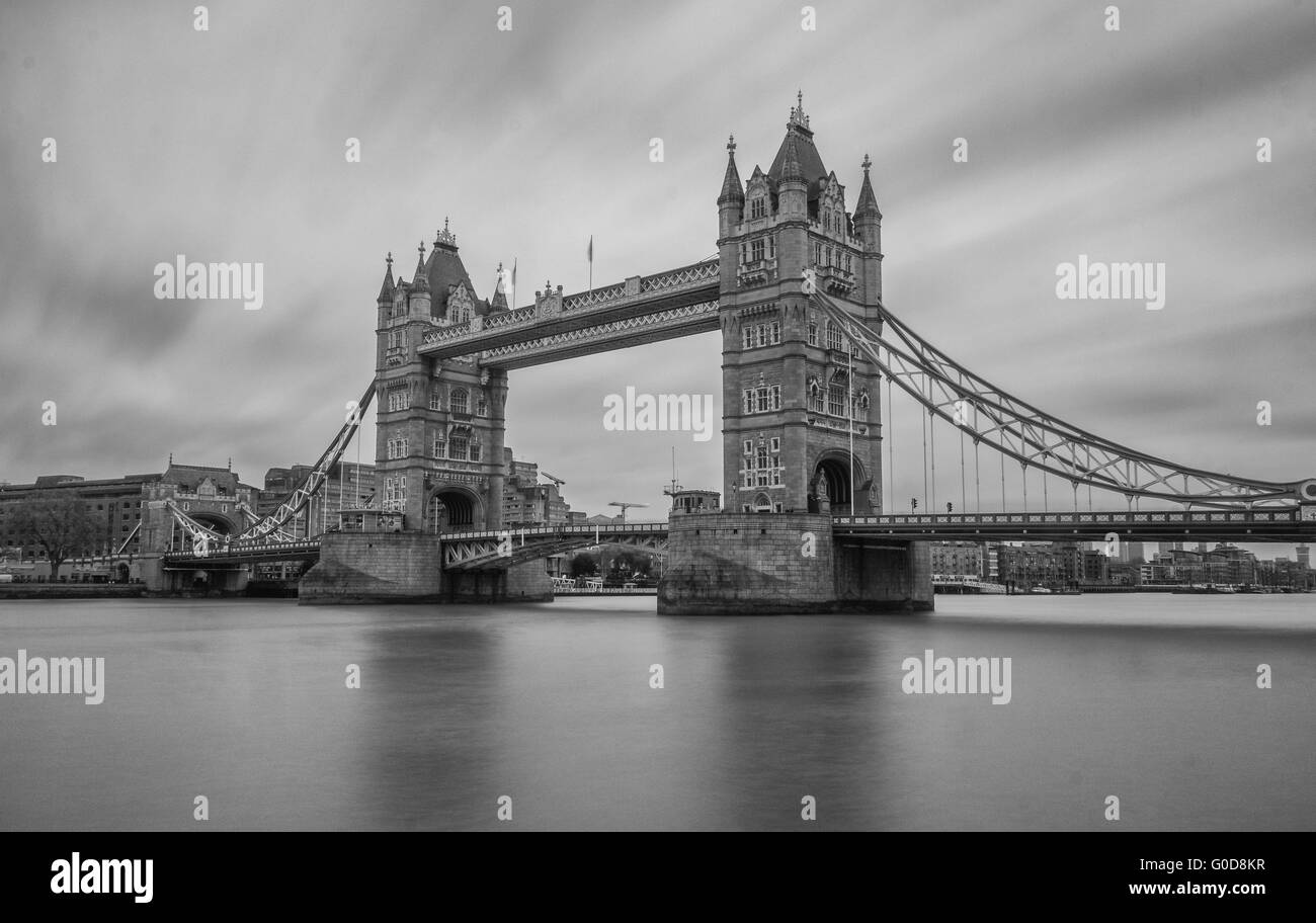 Der berühmten London Bridge von South Bank - lange Belichtung und Schwarz und Weiß, das Mischen der alten und der neuen von London. Stockfoto