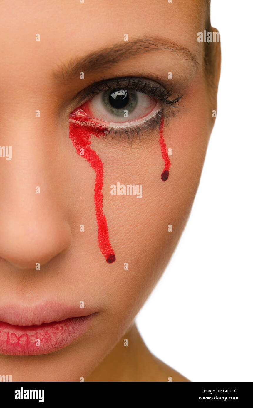 Blut fließt aus dem Auge einer schönen Frau Stockfotografie Alamy