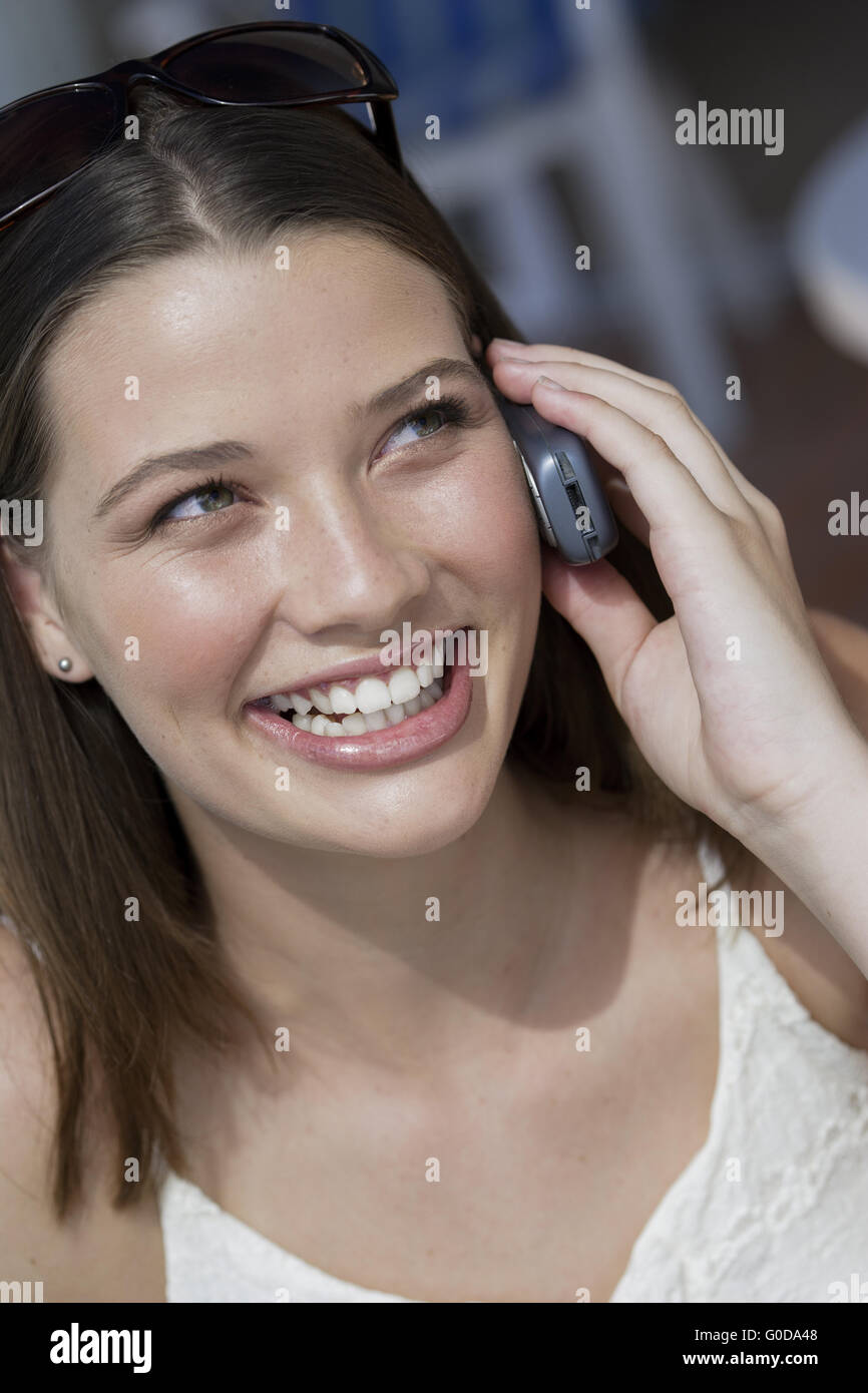 Glückliche junge Frau mit Handy Stockfoto