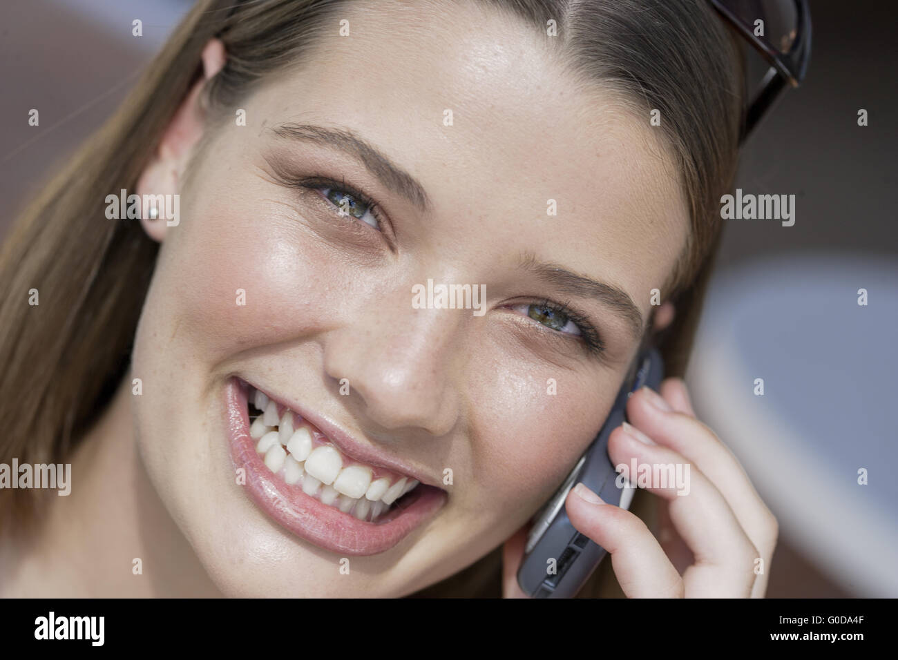 Glückliche junge Frau mit Handy Stockfoto
