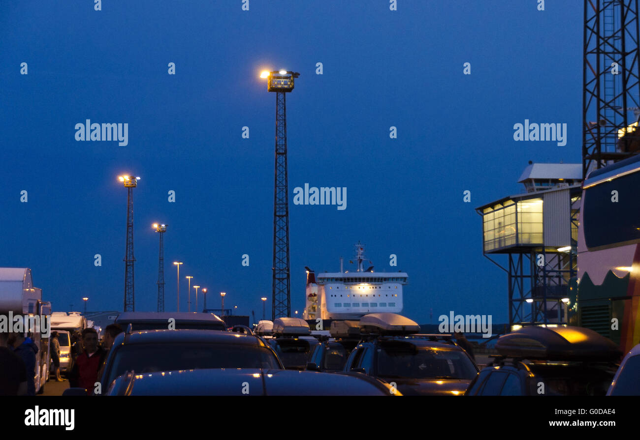 wartenden Autos und Lichtmasten zu überfluten, in der Nacht Stockfoto