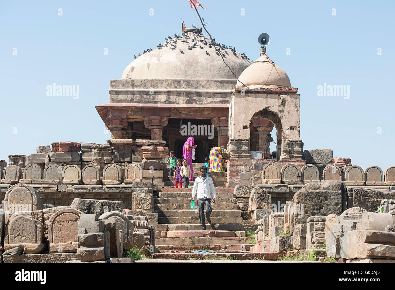 Unbekannten Menschen vor Ort Harshat Mata Tempel neben dem Chand Baori in Abhaneri besuchen, Stockfoto