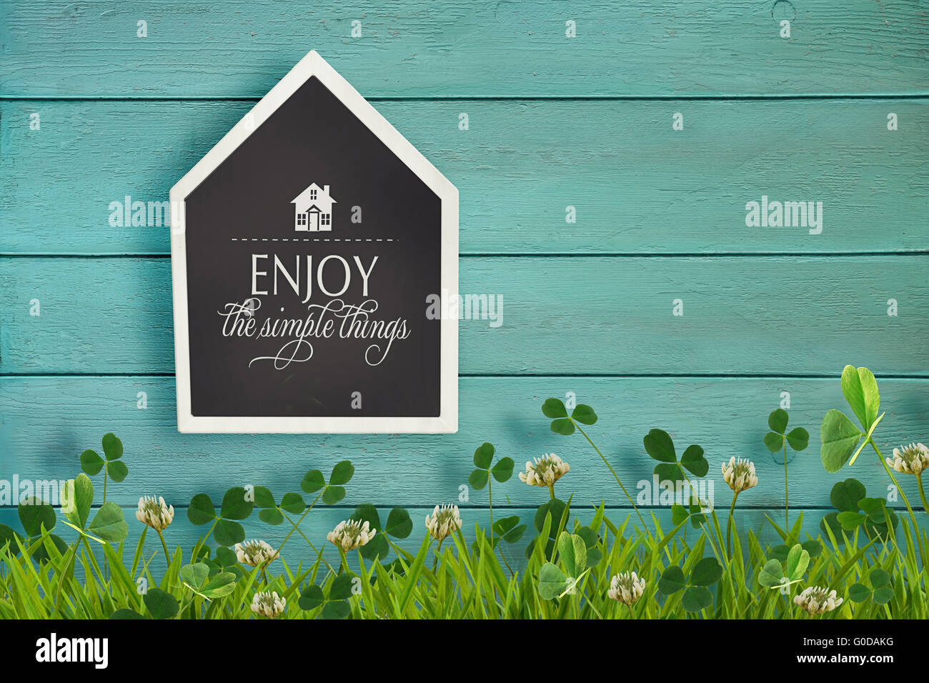 Haus geformt, Tafel und Rasen auf hölzernen backgr Stockfoto
