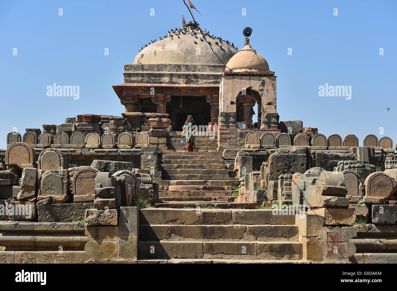 Unbekannten Menschen vor Ort Harshat Mata Tempel neben dem Chand Baori in Abhaneri besuchen, Stockfoto