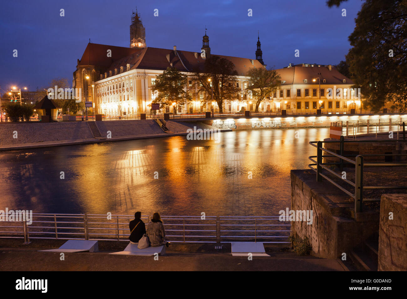 Breslau in Polen durch die Nacht, der Reflexion und der Uferpromenade des Odra Flusses Stockfoto