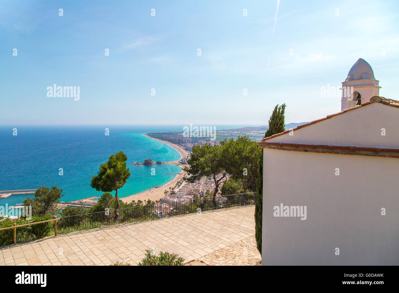 White, romantisch, lateinamerikanische Kirche mit Meer v Stockfoto