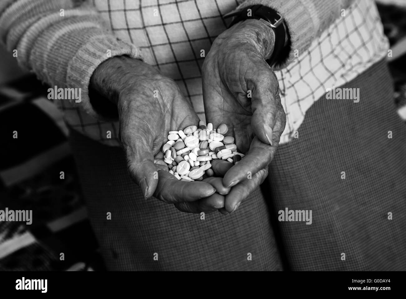 Alte hält Medikamente in ihren Händen Stockfoto