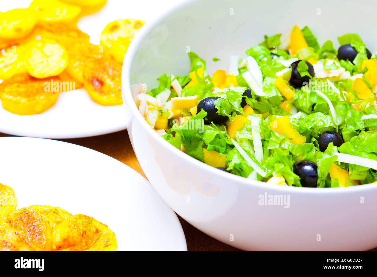 Verschiedene Grüne Blattsalate mit Tintenfisch und schwarz o Stockfoto