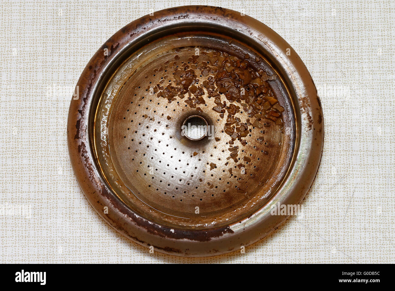 Verstopfte Filter mit Sedimenten auf Kaffeemaschine Stockfoto