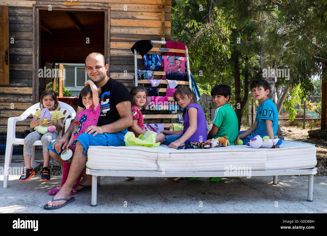 Syrischer Flüchtling Vater und sechs Kindern Zuflucht in einem Flüchtlingslager auf der Insel Lesbos nach Kreuzung aus der Türkei gegeben Stockfoto