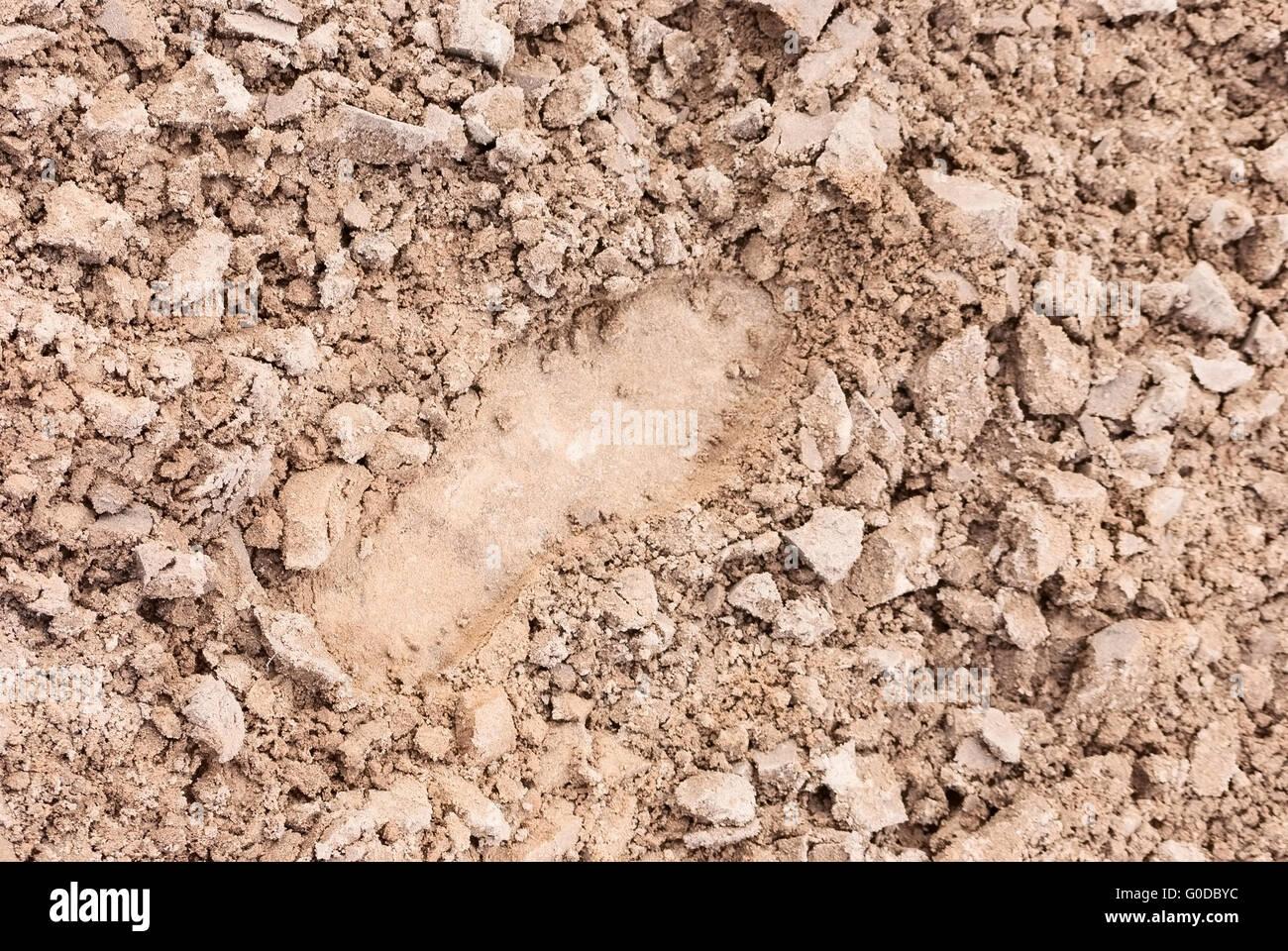 Textur. Fußabdruck auf rissige Sand. Bodenbedeckung Stockfoto