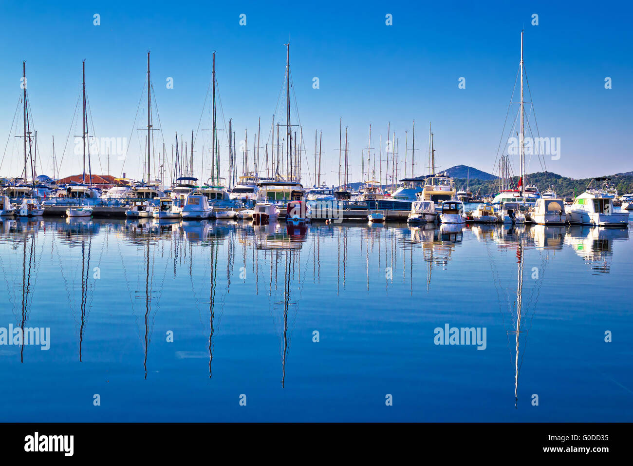 Segelboote und Yachten im Hafen Reflexionen anzeigen Stockfoto